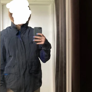 Acne studios jacka - Jag säljer denna marinblå jättefina regn/vårjacka från acne studios. Den är i jättefint skick och passar både tjejer och killar! Jag säljer den för 200kr men jag tar även emot bud💕