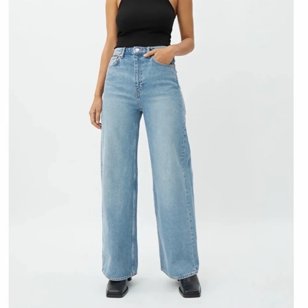 Säljer dessa superfina jeans!🌟 Modellen är ace och de kommer från weekday! Ordinariepris 500kr men säljer för 250! De är använda ca 2 gånger, så de är i inprincip nyskick! Säljer då de var lite för korta för mig!💖 kan mötas upp i Stockholm eller frakta🌟. Jeans & Byxor.