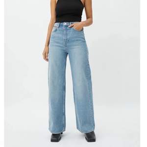 Säljer dessa superfina jeans!🌟 Modellen är ace och de kommer från weekday! Ordinariepris 500kr men säljer för 250! De är använda ca 2 gånger, så de är i inprincip nyskick! Säljer då de var lite för korta för mig!💖 kan mötas upp i Stockholm eller frakta🌟