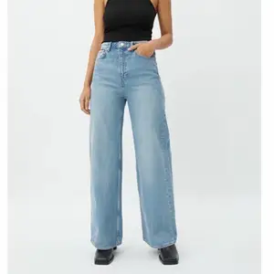 Säljer dessa superfina jeans!🌟 Modellen är ace och de kommer från weekday! Ordinariepris 500kr men säljer för 250! De är använda ca 2 gånger, så de är i inprincip nyskick! Säljer då de var lite för korta för mig!💖 kan mötas upp i Stockholm eller frakta🌟