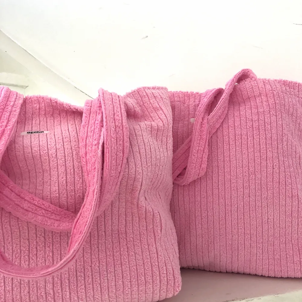 Handsydda rosa totebags💗💗 släpper nya väskor konstant på instagram @bernhbernh. Accessoarer.