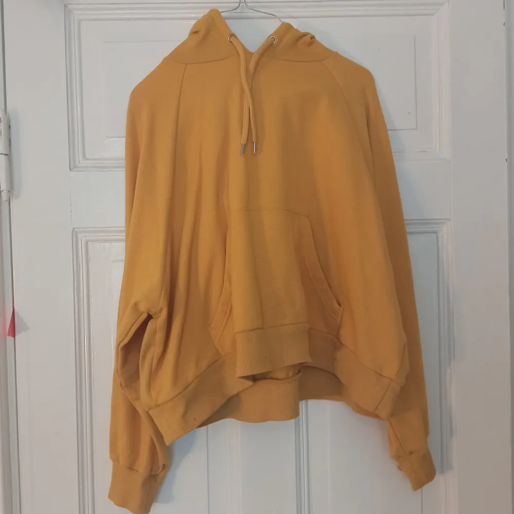 Superhärlig gul hoodie från Monki! Lite kortare modell än vanliga hoodies. Välanvänd och lite noppig, därav priset! 🥰. Hoodies.
