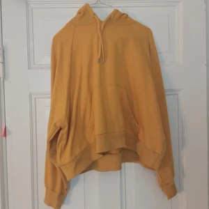 Gul hoodie monki - Superhärlig gul hoodie från Monki! Lite kortare modell än vanliga hoodies. Välanvänd och lite noppig, därav priset! 🥰