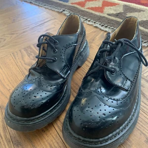 Skor - Ett par skit snygga skor, retro köparen står för frakt! Storlek 38