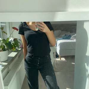 Snygga gråa jeans !! - Ett par gråa jeans som går till allt, för små på mig men raka i benen och storlek 32 ⭐️