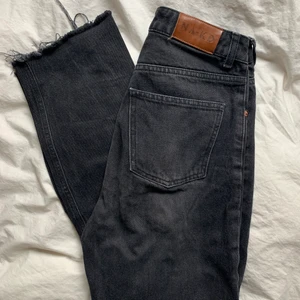 Raka jeans - Jättefina raka jeans från Na-kd, strl 36, relativt väl använda💙