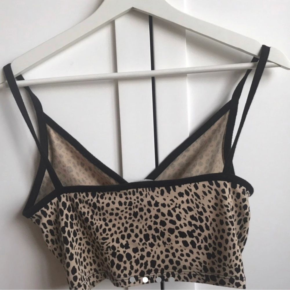 I literally have so much Brandy cheetah tops so I’m trying to downsize. Bought this from Depop. Super super super rare, I’ve only seen two others of these in the entire world, literally (one in Canada for like 400kr and the other in the US and she doesn’t even take PayPal lol!) Excellent used condition. No holes, tears, rips, stains, snags, pilling, fading. Print is vibrant and not cracked. Smoke and pet free storage space. No other flaws to note. Disclaimer: Please expect some general wear in all secondhand pre-owned items as they have lived a previous life, so do not expect a mint item.. Toppar.