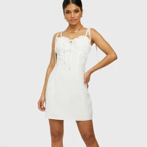 Klänning  - Vit klänning från Nelly, i storlek 34 🦋 perfekt till student eller skolavslutningen ( prislapp kvar)