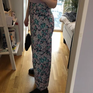 Blommiga jeans - Blommiga färgglada jeans perfekta nu till våren och sommaren. Utsvängda och vida i benen. Använda en gång tidigare så i toppenskick. Kan mötas i Sthlm eller så står köparen för frakt 🌸