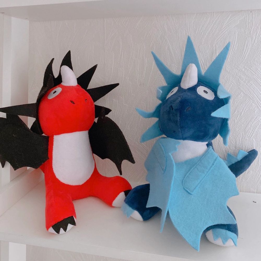sĂ€ljer 2 söta smĂ„ drakar frĂ„n filmen how to train your dragon! đ enar röd med svarta vingar och taggar, och den andfa Ă€r mörkblĂ„ med ljusblĂ„ vingar och taggar. supersöta och exklusiva! đČ 1 för 125, 2 för 200. Ăvrigt.