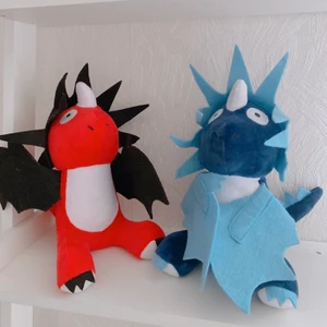 🐉 how to train your dragon gosedjur 🐉 - säljer 2 söta små drakar från filmen how to train your dragon! 💖 enar röd med svarta vingar och taggar, och den andfa är mörkblå med ljusblå vingar och taggar. supersöta och exklusiva! 🐲 1 för 100, 2 för 150