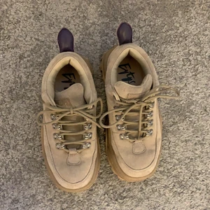 Eytys skor stl 37-38  - Säljer ett par Eytys skor använda fåtal gånger. Säljer dom för 500 kr, du står för frakten själv. Köpt i London. 