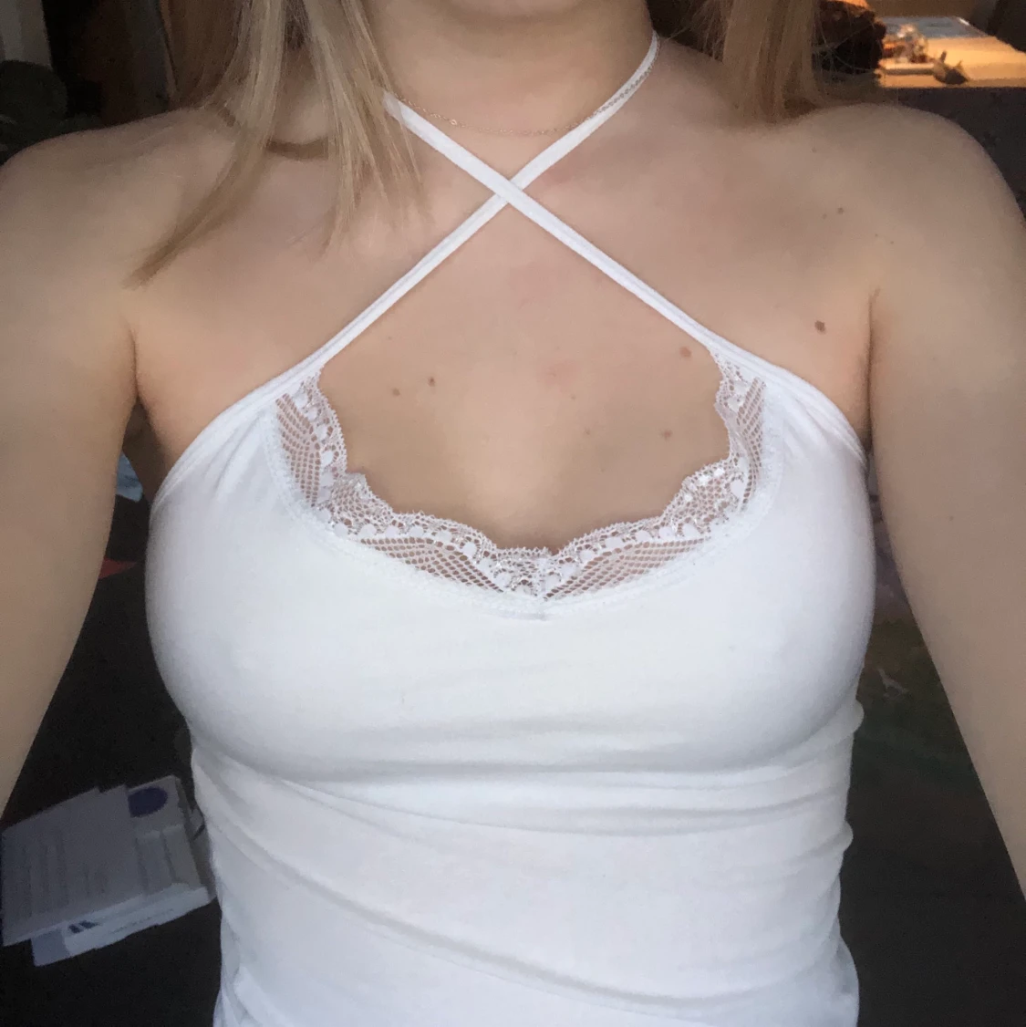 Vitt linne med spets