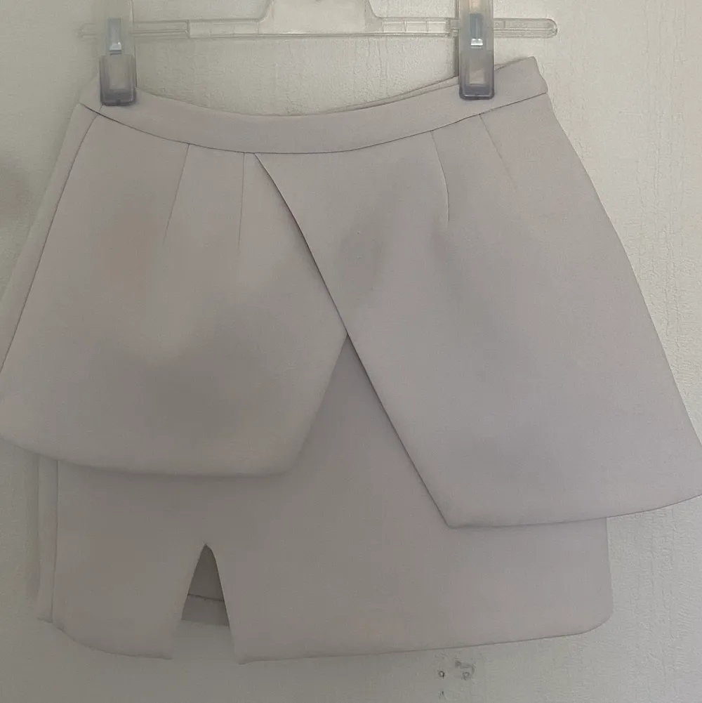 Säljer denna vita kjol som var med i Angelika Blicks tidigare kollektioner för bikbok. Kjolen har en fläck på framsidan (se bild 3) men det har aldrig stört mig då den är knappt synlig. Bra skick!☺️. Kjolar.