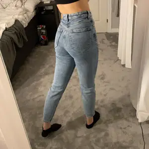 HELT OANVÄNDA Blå mom jeans från ASOS i storlek 34/36!! Jättestrechiga och sköna men säljer pga att dom är lite korta (är 174)🙃  