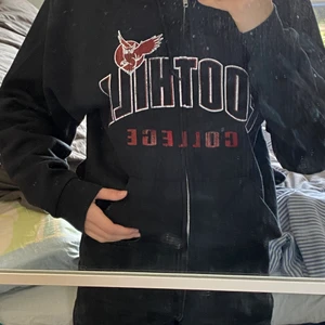 Vintage Foothill College ZipUp - Cond: vintage 8,5/10 | Storleken är M, passar absolut S och XS. På bilden har jag storlek S i dam. Låt inte ordet ”Dam” skrämma iväg er som är killar. Den är unisex, egentligen för män men säger unisex.