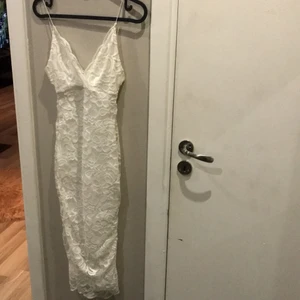 Vit spets klänning - Vit klänning från Nelly stl xs