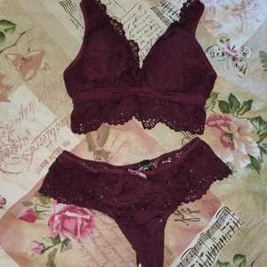 Underklädes set  - Underklädes set, trosorna är oanvända men en defekt finns vid rumpan. Se sista bild