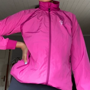 Jacka - Säljer denna skitsnygga rosa vindjacka som är perfekt att ha när man är ute och springer eller på promenad. Den är i storlek 164 men passar även XS/S. 