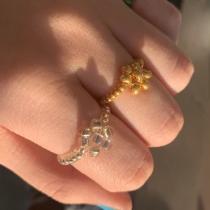 Pärlringar - Superfina pärlringar som jag har gjort själv, man får gärna önska storlek och färg på pärlorna! Ringarna med små pärlor kostar 30kr och ringarna med en blomma på kostar 45kr💖 