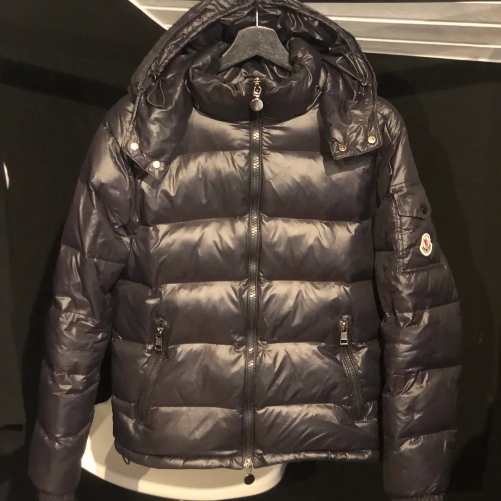 Moncler Maya jacka, passar mig perfekt som har storlek XS/S. Använd 1 vinter endast! . Jackor.