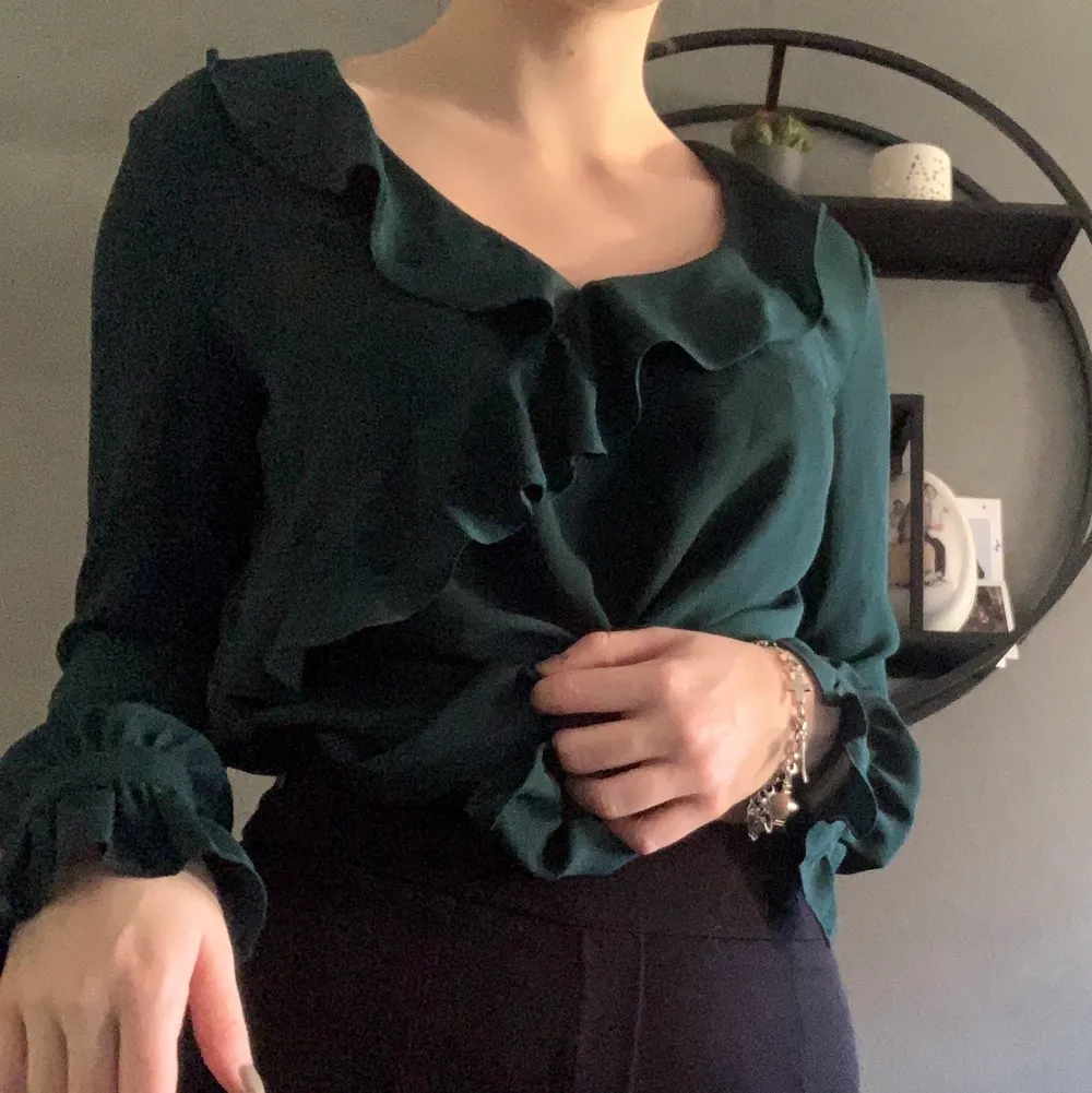 Fin grön blus från Gina Tricot med volanger. Nästan aldrig använd så i bra skick💚✨. Blusar.