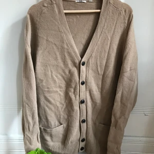 Kofta - Kofta från uniqlo🌼 köpt second hand, passar mig perfekt som är 173. Beige/Lattefärgad med mörkbruna knappar. Kontakta mig vid frågor :) 