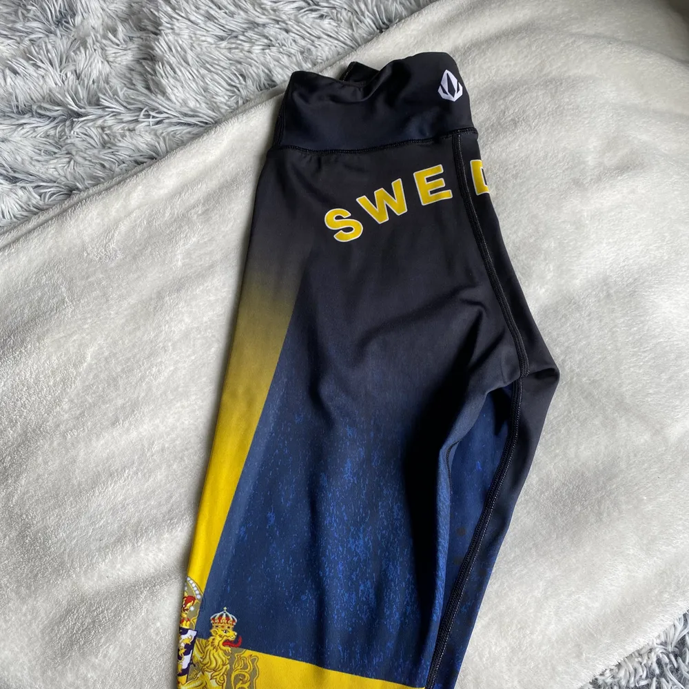 Tights med Sverige mönster. Använda någon gång så dem är i nytt skick. . Jeans & Byxor.