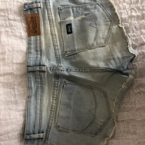 Korta shorts  - Dessa är i samma modell som de blå som lagts ut tidigare. De är knappt använda och är i bra skick. Mycket låga i midjan samt ganska korta där bak, vilket inte är min grej. Men jag hoppas de kan komma till användning för någon annan💕💕💘