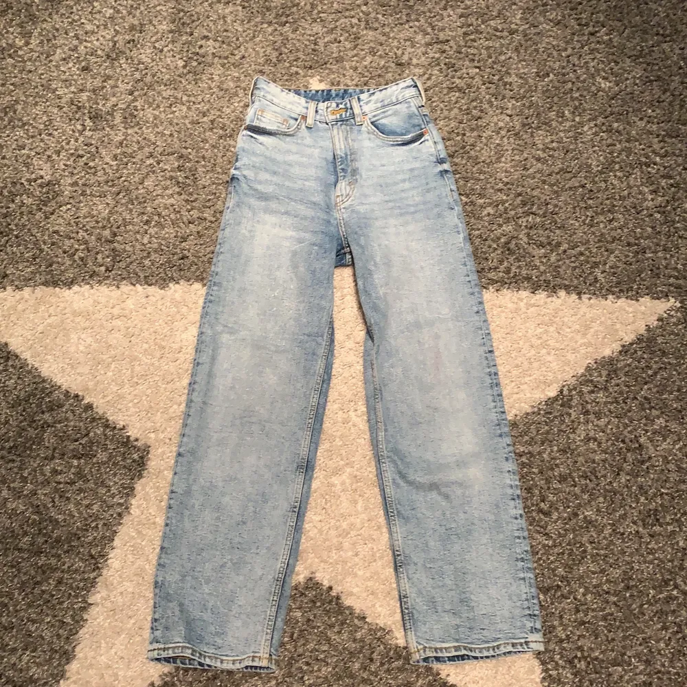 Ljusblå vida byxor som sitter skitbra. Jeans & Byxor.
