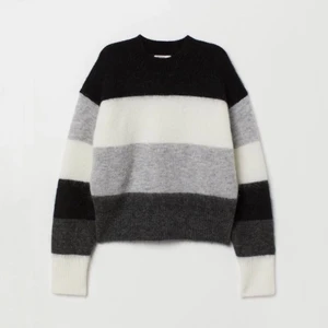 H&M stickad tröja  - Sjukt snygg randig tröja i ullmix från H&M, strl XS🤍 kan skicka fler bilder vid intresse💕