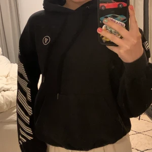 Hoodie - Svart hoodie med tryck. Storlek S.