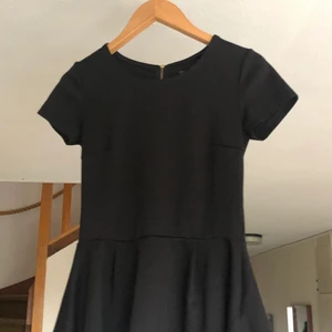 Svart tröja - Svart tröja med mini kjol och dragkedja på baksidan från Esmara. Betalning sker via swish! :) Köparen betalar frakten, kan också mötas upp i Borås!