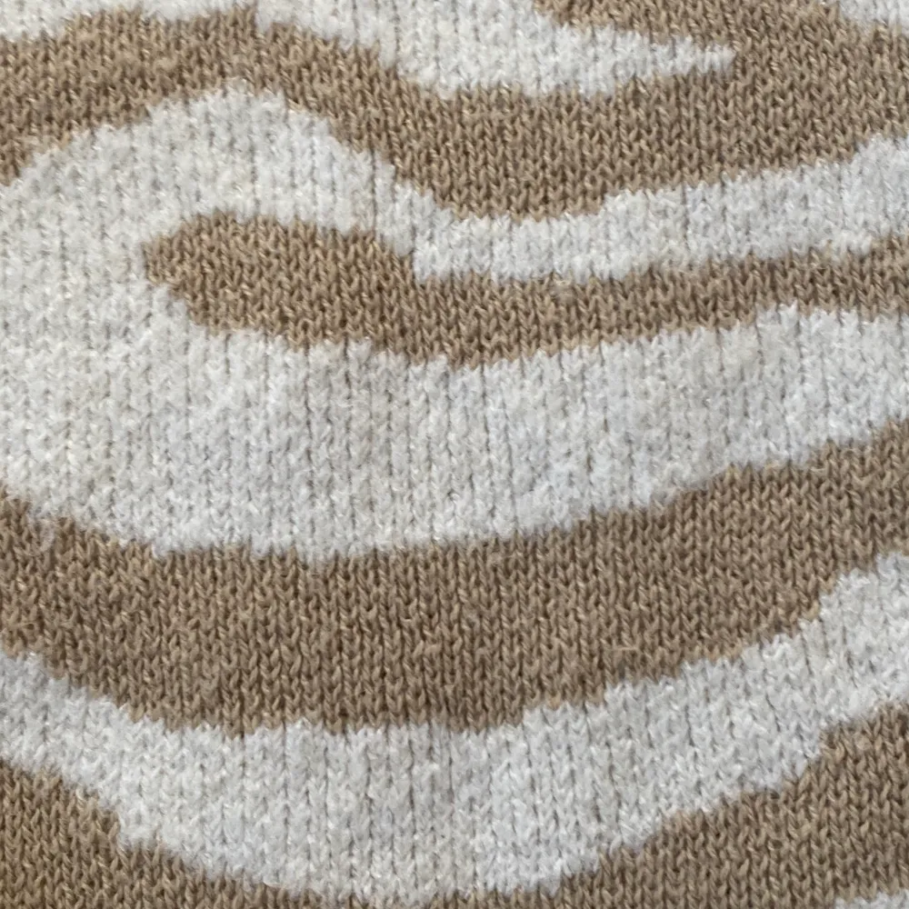 En tjock stickad tröja från Gina tricot💕 i beiget zebramönster stolek xs men är väldigtöjbar❣️säljer den för att jag tycker inte att den passar mig. Kom privat om ni vill ha fler bilder och köparen står alltid för frakten!!!💓. Stickat.