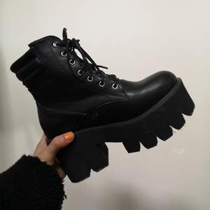 Supercoola boots från Shein i storlek 36. Dom är i nyskick, endast använda 2 gånger. Platån är ca. 5 cm. Säljer då dem är för små för mig. (skorna är små i storleken för att vara 36or.) Skicka DM vid frågor 💕