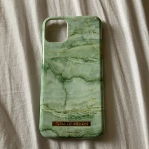 IDEAL OF SWEDEN  - Hej! Har bytt telefon därför jag väljer att sälja skalet, sjukt snygg färg grön marmor. Använt ett par gånger. Passar iPhone 11 och Xr. 