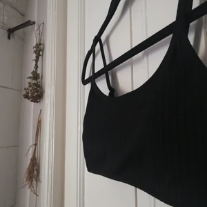 Bikini - Oanvänd svart bikinitopp från H&M i strl.38, passar nog även 36! Banden är justerbara! Frakt tillkommer! 🌻