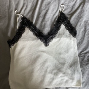 Linne - Ett superfint vitt linne med svart spets💓 säljer då den inte kommer till användning, har bara testat den💓