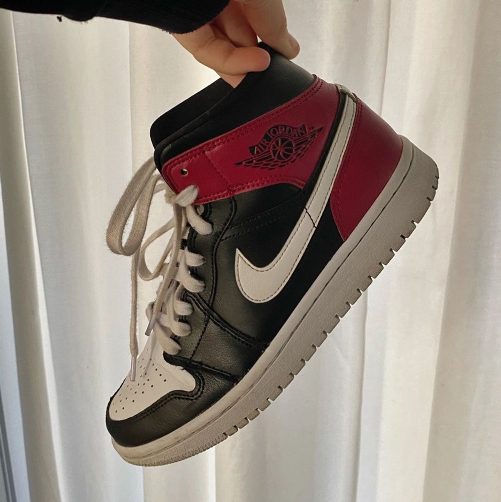 Intressekoll på dessa sjukt snygga jordans!❤️🌸 Är i bra skick🌸🤍 storlek 38🤩💕 Kostar just nu ca 5 000kr på farfetch💕⭐️ Kör budgivning om många är intresserade!🌸 Skriv om ni vill ha fler bilder eller har någon fråga🤍 högsta bud just nu📌 1850kr❤️ KÖP DIREKT 2000kr. Skor.