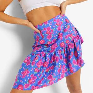 Jag säljer den här blommiga kjolen från Boohoo (Oanvänd) i Stolek Xs (de är för lång för mig. Jag är 153 cm) nypris är216kr jag säljer 150kr