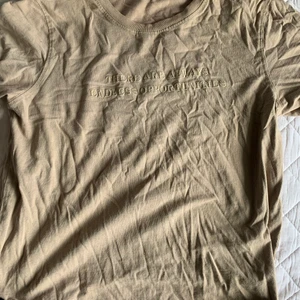 T-shirt - Snygg beige t-shirt
