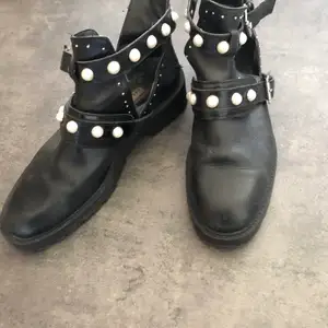 Black leather boots, pearls, cut-out, low-ankle 