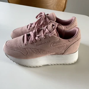 Reebok  - Rosa Reebok sneakers stl 37,5 endast använd fåta tillfällen. Fint skick! 