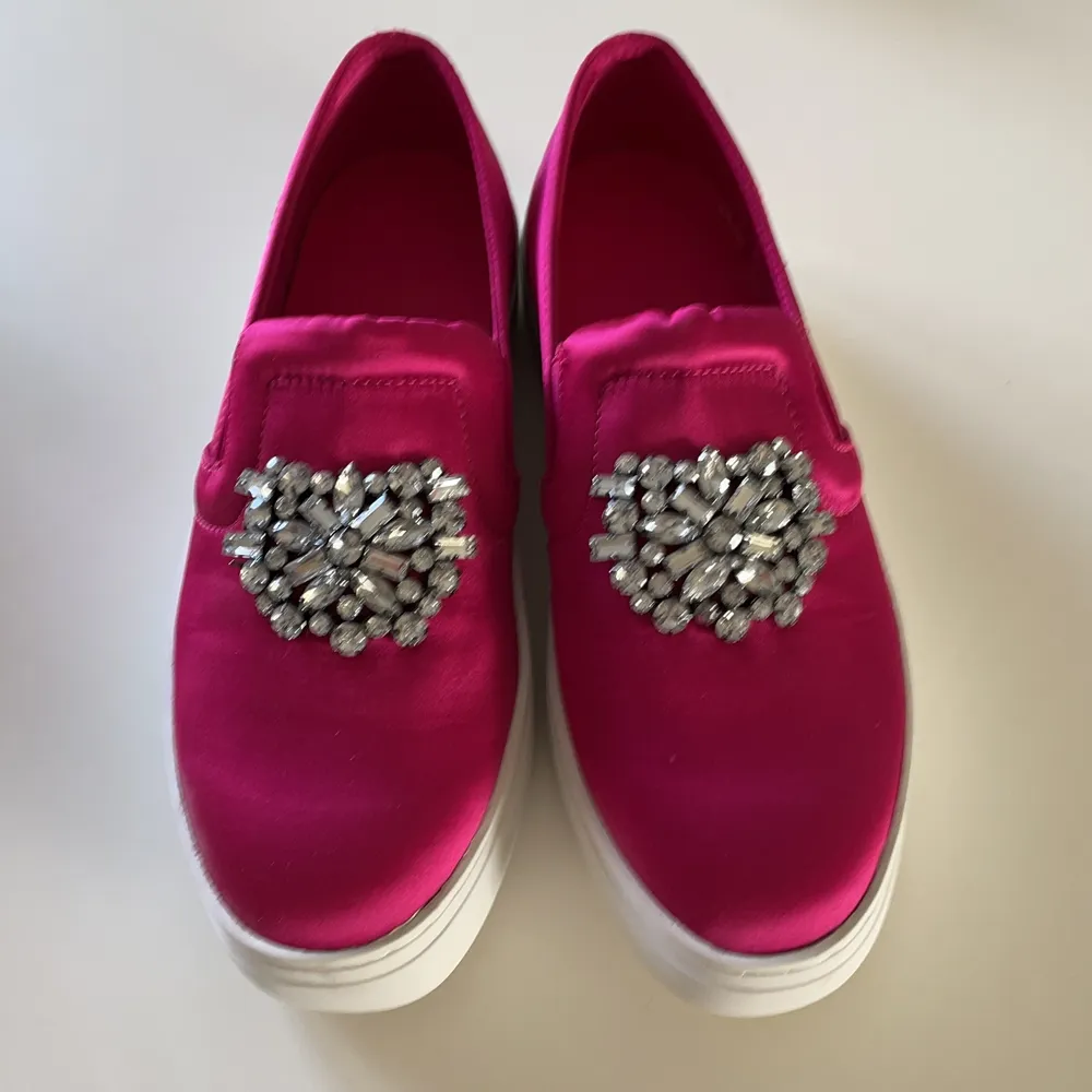 Cerise sneakers från Zara. Stl 37. Nya ej använda pga fel stl.. Skor.