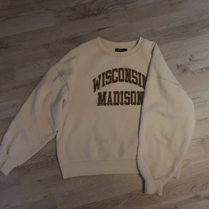 Beige sweatshirt  - Skön o fin sweatshirt!! Budgivning med start 100kr +frakt⚡️