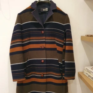 Moschino jacka  - ÄKTA moschinojacka köpt för ca.2500 kr säljer nu för 600 kr. Aldrig använd och jättefint skick. Buda!