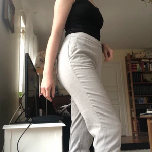 Sköna gråa kostymbyxor  - Väldigt sköna kostymbyxor från H&M i strl 34! Kan mötas upp i Stockholm eller frakta 