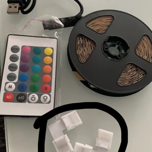 Ledlights - Led light, 5m, oanvända och helt nya. Finns flera olika färger man kan välja med hjälp av kontrollen. Du kan välja önskad färg. Superenkla att montera, böjbara och självhäftande. Kan hämtas i Karlstad, finns möjlighet att fraktas. 250kr exklusiv frakt.