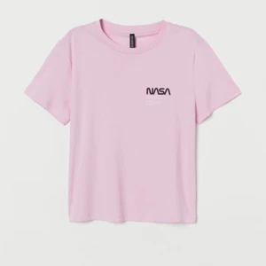 H&M tröja - En lite kortare t-shirt, i något ljusare rosa. Tröjan är aldrig använd och är i ny skick. 