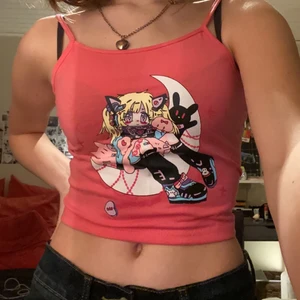 Linne med anime tjej på - Rosa linne med en anime tjej på. Det är väldigt starkt rosa men man ser inte riktigt det på bilden tycker jag. Det är storlek s men passa även xs.